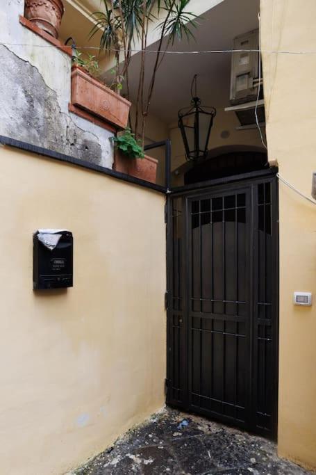The San Gregorio Armeno Apartment By HouseinNapoli Bagian luar foto
